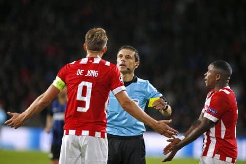 EINDHOVEN, 03-10-2018, Philips Stadium , Season 2018 2019, Champions League football. PSV - Inter PSV forwarder Luuk de Jong in conversation with referee Milorad Mazic during the game PSV - Inter. PSV - Inter Milan  x2518197x