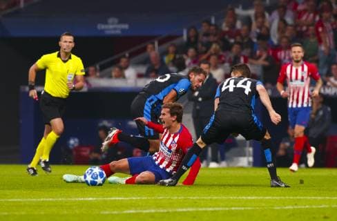 Antoine Griezmann of Atletico de Madrid and Brandon Mechele of Club Brugge during the UEFA Champions League 2018 19 match between Atletico de Madrid and Club Brugge at Wanda Metropolitan Stadium in Madrid on October 3 2018 Photo by Guille M Cordon Press  xGuillermoxMartinezx xUEFAxChampionsxLeaguex2018 19:xAtleticoxdexMadridxvsxClubxBruggex