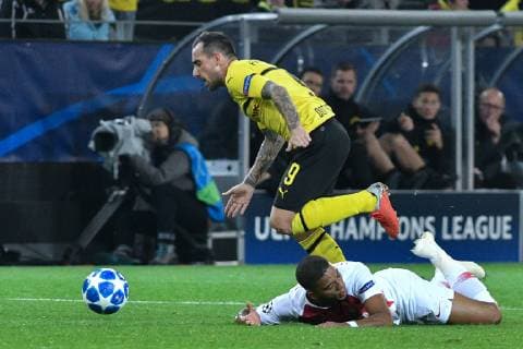 ENG UEFA CL Borussia Dortmund vs AS Monaco 03 10 2018 Signal Iduna Park Dortmund GER UEFA CL Borussia Dortmund vs AS Monaco DFL regulations prohibit any use of images in the picture v li in the duel Robert Navarro 39 AS Monaco Paco Alcacer 9 Borussia Dortmund nph Mauelshagen nph00321