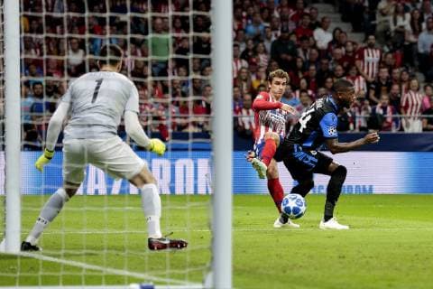 Atletico de Madrid s Antoine Griezmann and Club Brugge s Karlo Letica (L) and Stefano Denswil (R) during UEFA Champions League match between Atletico de Madrid and Club Brugge at Wanda Metropolitano Stadium in Madrid, Spain. October 03, 2018.  (201810030023)