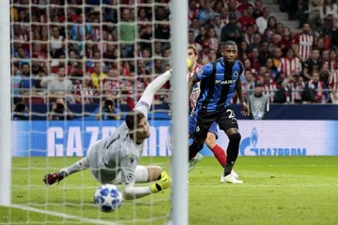 Atletico de Madrid s Antoine Griezmann scores goal and Club Brugge s Karlo Letica (L) and Stefano Denswil (R) during UEFA Champions League match between Atletico de Madrid and Club Brugge at Wanda Metropolitano Stadium in Madrid, Spain. October 03, 2018.  (201810030025)