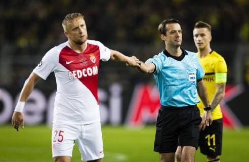 Dortmund 03 10 2018 Referee Alexey Kulbakov Belarus thanks for Kamil Glik Borussia Dortmund AS Monacos fair play