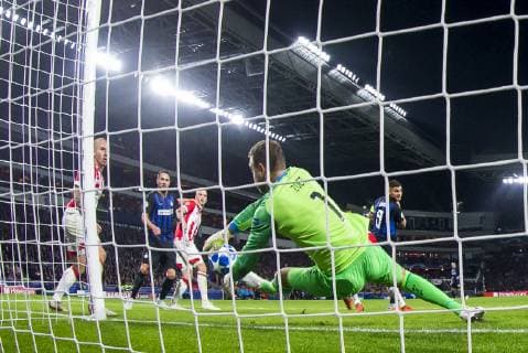 EINDHOVEN, PSV - Inter Milan, football, Champions League, season 2018-2019, 03-10-2018, Philips Stadium, great save of PSV goalkeeper Jeroen Zoet (M) after the header of Inter Milan player Mauro Icardi (R) PSV - Inter Milan  x2518224x