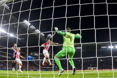 EINDHOVEN, PSV - Inter Milan, football, Champions League, season 2018-2019, 03-10-2018, Philips Stadium, header of Inter Milan player Mauro Icardi (M), PSV player Nick Viergever (3L), PSV goalkeeper Jeroen Zoet (R) PSV - Inter Milan  x2518229x
