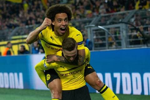 03 10 2018 xkvx Football UEFA Champions League Borussia Dortmund AS Monaco emspor v l Tor Torjubel Goal celebration celebrate the goal to 1 0 by Jacob Bruun Larsen BVB Borussia Dortmund with the team DFL DFB REGULATIONS PROPHIBIT ANY USE OF PHOTOGRAPH as IMAGE SEQUENCES and or QUASI VIDEO Dortmund