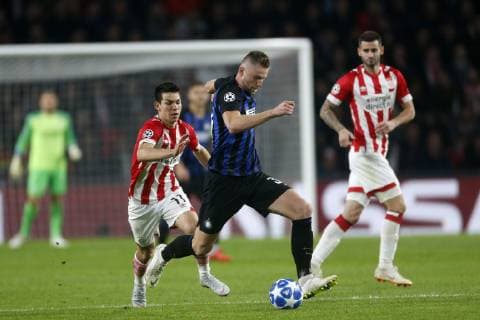 (L-R), Hirving Lozano of PSV, Milan Skriniar of Inter Milan during the UEFA Champions League group C match between PSV Eindhoven and Internazionale at the Phillips stadium on October 03, 2018 in Eindhoven, The Netherlands UEFA Champions League 2018 2019 xVIxVIxImagesx xJeroenxPutmansxIVx 12334631
