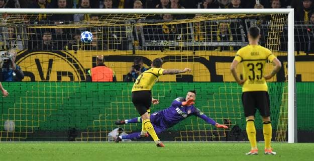 03 10 2018 Football UEFA Champions League Season 2018 2019 Preliminary round 2 Gameday Borussia Dortmund AS Monaco Paco Alcacer Borussia Dortmund are penalized by a penalty Team2
