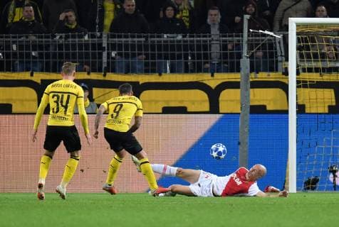 03 10 2018 Football UEFA Champions League Season 2018 2019 Preliminary Round 2 Gameday Borussia Dortmund AS Monaco Paco Alcacer Borussia Dortmund mi scored the 0 2 goal left Jacob Bruun Larsen Borussia Dortmund right Andrea Raggi AS Monaco Team2