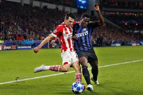 EINDHOVEN, 03-10-2018, Philips Stadium , Season 2018 2019, Champions League football. PSV - Inter . Stadium overview before the game PSV - Inter. PSV forwarder Hirving Lozano (L) and Inter defender Kwadwo Asamoah (R) during the game PSV - Inter. PSV - Inter Milan  x2518658x