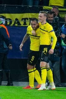 03 10 2018 xkvx Football UEFA Champions League Borussia Dortmund AS Monaco emspor vl Tor Torjubel Goal celebration celebrate the goal to 2 0 by Paco Alcacer BVB Borussia Dortmund with the team Jacob Bruun Larsen BVB Borussia Dortmund DFL DFB REGULATIONS PROHIBIT ANY USE OF PHOTOGRAPHS as IMAGE SEQUENCES and or QUASI VIDEO Dortmund