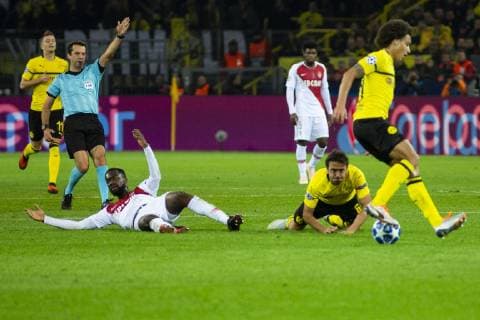 UEFA CL Borussia Dortmund vs AS Monaco 03 10 2018 Signal Iduna Park Dortmund GER UEFA CL Borussia Dortmund vs AS Monaco UEFA REGULATIONS PROHIBIT ANY USE OF PHOTOGRAPH AS IMAGE SEQUENCES AND OR QUASI VIDEO pictured picture shows Referee Referee Aleksei Kulbakov decides on Monacos advantage nordphotox xRauch nph00251