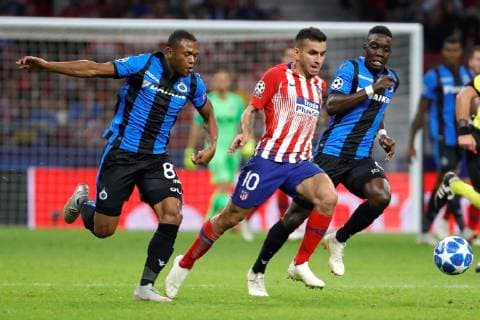 Atletico de Madrid s Argentinian striker Angel Correa (C) vies for the ball with Brugge s Marvelous Nakamba during the UEFA Champions League groups phase match between Atletico Madrid and Brugge KV, at the Wanda Metropolitano stadium, in Madrid, Spain, 03 October 2018. Atletico Madrid vs. Brugge KV !ACHTUNG: NUR REDAKTIONELLE NUTZUNG!  Copyright: xJuanJoxMartinx MAD36 20181003-636742044771253526