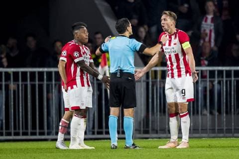 EINDHOVEN, PSV - Inter Milan, football, Champions League, season 2018-2019, 03-10-2018, Philips Stadium, PSV player Luuk de Jong (R) protesting with the referee Milorad Mazic (M) PSV - Inter Milan  x2518744x