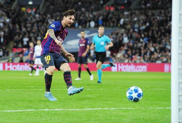 Football - 2018 2019 UEFA Champions League - Group B: Tottenham Hotspur vs. Barcelona Lionel Messi scoring Barcelona s 3rd goal, at Wembley Stadium. COLORSPORT ANDREW COWIE 