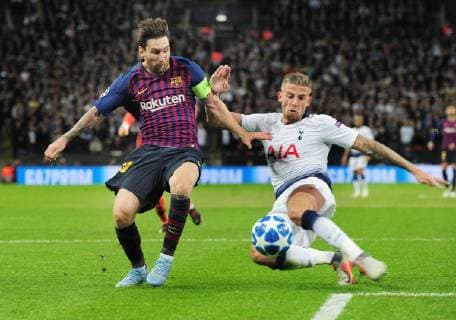 Football - 2018 2019 UEFA Champions League - Group B: Tottenham Hotspur vs. Barcelona Lionel Messi of Barcelona and Toby Alderweireld of Tottenham, at Wembley Stadium. COLORSPORT ANDREW COWIE 