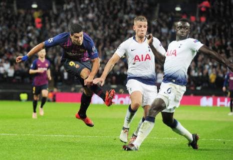 Sport Themen der Woche KW 40 Sport Bilder des Tages Football - 2018 2019 UEFA Champions League - Group B: Tottenham Hotspur vs. Barcelona Luis Suarez of Barcelona with Toby Alderweireld oand Davinson Sanchez of Tottenham, at Wembley Stadium. COLORSPORT ANDREW COWIE 