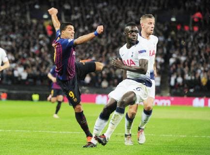 Football - 2018 2019 UEFA Champions League - Group B: Tottenham Hotspur vs. Barcelona Luis Suarez of Barcelona with Toby Alderweireld oand Davinson Sanchez of Tottenham, at Wembley Stadium. COLORSPORT ANDREW COWIE 