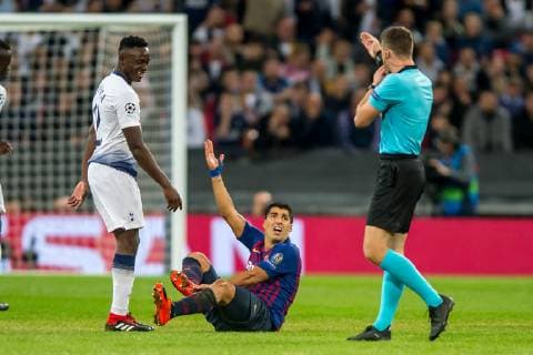 Luis Suarez of Barcelona complains with the referee during the UEFA Champions League Group Stage match between Tottenham Hotspur and Barcelona at Wembley Stadium, London, England on 3 October 2018. Editorial use only, license required for commercial use. No use in betting, games or a single club league player publications. Copyright: xSalvioxCalabresex 21440042