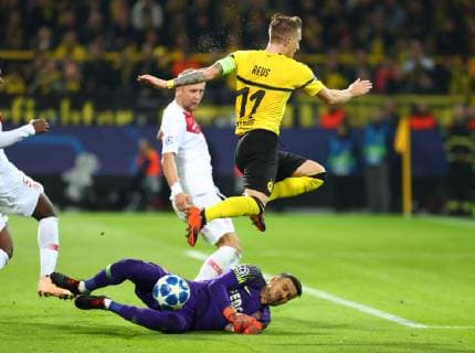 Wednesday 03 10 2018 Season 2018 2019 UEFA Champions League 2 Matchday in Dortmund Signal Iduna Park BVB 09 Borussia Dortmund AS Monaco Danijel Subasic Goalkeeper ASM against Marco Reus BVB v l