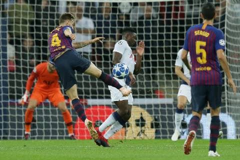 Sport Bilder des Tages (181004) -- LONDON, Oct. 4, 2018 -- Barcelona s Ivan Rakitic (1st L) scores during the UEFA Champions League Group B match between Tottenham Hotspur and Barcelona at Wembley Stadium in London, Britain, Oct. 3, 2018. Barcelona won 4-2. ) FOR EDITORIAL USE ONLY. NOT FOR SALE FOR MARKETING OR ADVERTISING CAMPAIGNS. NO USE WITH UNAUTHORIZED AUDIO, VIDEO, DATA, FIXTURE LISTS, CLUB LEAGUE LOGOS OR LIVE SERVICES. ONLINE IN-MATCH USE LIMITED TO 45 IMAGES, NO VIDEO EMULATION. NO USE IN BETTING, GAMES OR SINGLE CLUB LEAGUE PLAYER PUBLICATIONS. (SP)BRITAIN-LONDON-FOOTBALL-UEFA CHAMPIONS LEAGUE-TOTTENHAM HOTSPUR VS BARCELONA TimxIreland 