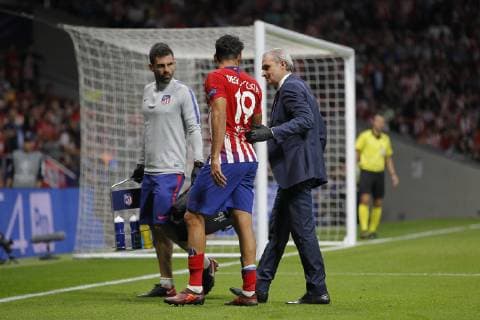 Partido de la Champions League disputado entre Atletico y Brujas. En la imagen, Diego Costa lesionado.Champions League match played between Atletico and Club Brugges. In this picture, Diego Costa injured. 