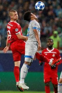 MOSCOW, RUSSIA - OCTOBER 03: Dmitri Barinov (L) of FC Lokomotiv Moscow and Weston McKennie of FC Schalke 04 vie for a header during the Group D match of the UEFA Champions League between FC Lokomotiv Moscow and FC Schalke 04 at Lokomotiv Stadium on October 3, 2018 in Moscow, Russia. SPO, SOC, FOC 
