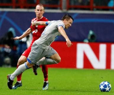 MOSCOW, RUSSIA - OCTOBER 03: Vladislav Ignatyev (L) of FC Lokomotiv Moscow and Yevhen Konoplyanka of FC Schalke 04 vie for the ball during the Group D match of the UEFA Champions League between FC Lokomotiv Moscow and FC Schalke 04 at Lokomotiv Stadium on October 3, 2018 in Moscow, Russia. SPO, SOC, FOC 