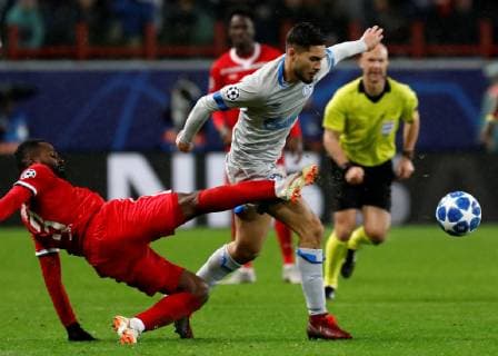 MOSCOW, RUSSIA - OCTOBER 03: Brian Idowu (L) of FC Lokomotiv Moscow and Suat Serdar of FC Schalke 04 vie for the ball during the Group D match of the UEFA Champions League between FC Lokomotiv Moscow and FC Schalke 04 at Lokomotiv Stadium on October 3, 2018 in Moscow, Russia. SPO, SOC, FOC 