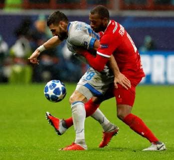 MOSCOW, RUSSIA - OCTOBER 03: Manuel Fernandes (R) of FC Lokomotiv Moscow and Daniel Caligiuri of FC Schalke 04 vie for the ball during the Group D match of the UEFA Champions League between FC Lokomotiv Moscow and FC Schalke 04 at Lokomotiv Stadium on October 3, 2018 in Moscow, Russia. SPO, SOC, FOC 