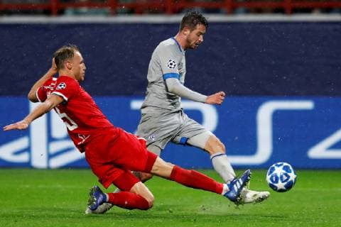 Sport Bilder des Tages MOSCOW, RUSSIA - OCTOBER 03: Mark Uth (R) of FC Schalke 04 shoots on goal as Benedikt Howedes of FC Lokomotiv Moscow defends during the Group D match of the UEFA Champions League between FC Lokomotiv Moscow and FC Schalke 04 at Lokomotiv Stadium on October 3, 2018 in Moscow, Russia. SPO, SOC, FOC 