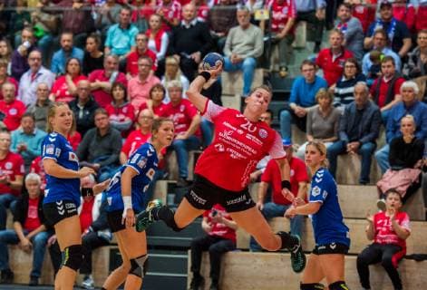 03 10 2018 Bad Langensalza Handball Bundesliga Women Season 2018 2019 DHB Pokal THC Erfurt Bad Langensalza HSG Blomberg Lippe Emily Bölk 20 Thueringer HC at the goal throw action