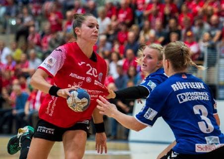 03 10 2018 Bad Langensalza Handball Bundesliga Women Season 2018 2019 DHB Pokal THC Erfurt Bad Langensalza HSG Blomberg Lippe v Emily Bölk 20 Thueringer HC Celine Michielsen 15 HSG Blomberg Lippe and Laura Rüffieux 03 HSG Blomberg Lippe Action