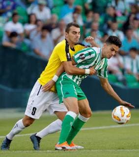 Real Betis defender Marc Bartra duels for the ball with Dudelange s player Mario Pokar (L) during the UEFA Europa League Group F soccer match between Real Betis and F91 Dudelange played at Benito Villamarin stadium, in Seville, southern Spain, 04 October 2018. Real Betis vs F91 Dudelange !ACHTUNG: NUR REDAKTIONELLE NUTZUNG!  Copyright: xJulioxMunozx GRAF9917 20181004-636742772452246756