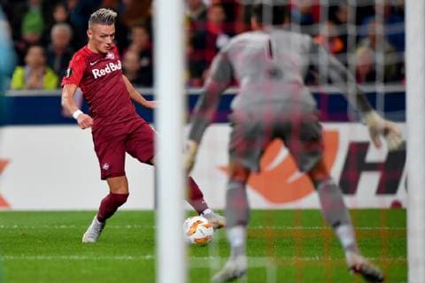 SOCCER - UEFA EL, RBS vs Celtic SALZBURG,AUSTRIA,04.OCT.18 - SOCCER - UEFA Europa League, group stage, Red Bull Salzburg vs Celtic FC Glasgow. Image shows Hannes Wolf (RBS) and Craig Gordon (Celtic). GEPAxpictures xFlorianxErtl