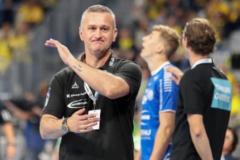 Denis Bahtijarevic coach head coach VfL Gummersbach gives gestures instructions gesticulate with the arms gives instructions gesticulate single action action disappointed looking disappointment frustration disappointed pessimistic handball DKB Bundesliga Rhein Neckar Löwen VfL Gummersbach xozx