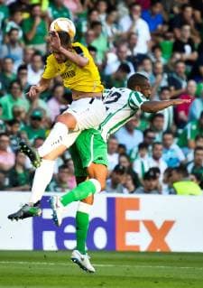 Real Betis Brazilian defender Sidnei (R) vies for the ball with Dudelange s David Turpel during the UEFA Europa League 2nd round match between Real Betis and Dudelange, at the Benito Villamarin stadium, in Seville, Andalusia, Spain, 04 October 2018. Real Betis vs. Dudelange !ACHTUNG: NUR REDAKTIONELLE NUTZUNG!  Copyright: xRaulxCarox SEV04 20181004-636742801925730847
