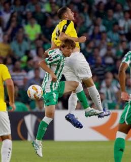Real Betis Japanese midfielder Takanashi Inui (L) vies for the ball with Dudelange s Clement Couturier during the UEFA Europa League 2nd round match between Real Betis and Dudelange, at the Benito Villamarin stadium, in Seville, Andalusia, Spain, 04 October 2018. Real Betis vs. Dudelange !ACHTUNG: NUR REDAKTIONELLE NUTZUNG!  Copyright: xJulioxMunozx SEV08 20181004-636742835518123475