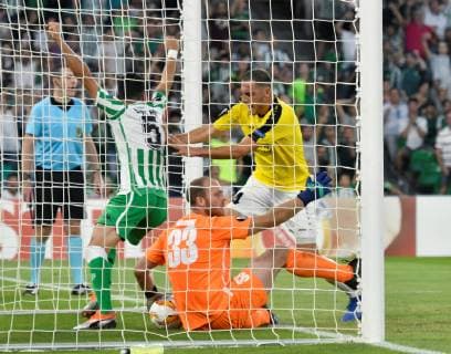 Real Betis Bartra jubilates a voided goal, before Dudelange s Clement Couturier (R) and Jose Frising (C) during the UEFA Europa League 2nd round match between Real Betis and Dudelange, at the Benito Villamarin stadium, in Seville, Andalusia, Spain, 04 October 2018. Real Betis vs. Dudelange !ACHTUNG: NUR REDAKTIONELLE NUTZUNG!  Copyright: xRaulxCarox SEV10 20181004-636742837972357828