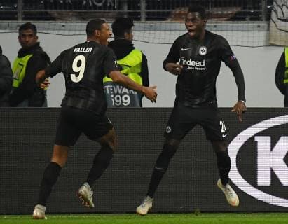 04 10 2018 xjhx Football UEFA Europa League Eintracht Frankfurt Lazio Rome emporer Sebastien Haller Eintracht Frankfurt Danny da Costa Eintracht Frankfurt celebrate the goal 1 0 DFB DFB REGULATIONS PROHIBIT ANY USE OF PHOTOGRAPHS as IMAGE SEQUENCES and or QUASI VIDEO Frankfurt am Main