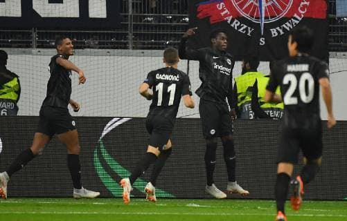 04 10 2018 xjhx Football UEFA Europa League Eintracht Frankfurt Lazio Rome emporer Sebastien Haller Eintracht Frankfurt Danny da Costa Eintracht Frankfurt celebrate the goal 1 0 DFB DFB REGULATIONS PROHIBIT ANY USE OF PHOTOGRAPHS as IMAGE SEQUENCES and or QUASI VIDEO Frankfurt am Main