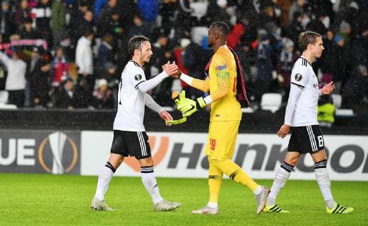 Fotball Menn UEFA Europa League Rosenborg - RB Leipzig Lerkendal Stadium, Trondheim, Norway 4 oktober 2018 Rosenborgs Mike Jensen takker RB Leipzigs keeper Yvon Mvogo for kampen. Rosenborgs Anders Konradsen til høyre Foto : Arve Johnsen, Digitalsport 