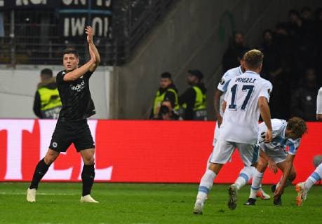 04 10 2018 xjhx Football UEFA Europa League Eintracht Frankfurt Lazio Rom emspor v Luka Jovic Eintracht Frankfurt gives instructions gesticulating gestures with the poor gestures. DFL DFB REGULATIONS PROHIBIT ANY USE OF PHOTOGRAPHS as IMAGE SEQUENCES and or QUASI VIDEO Frankfurt am Main