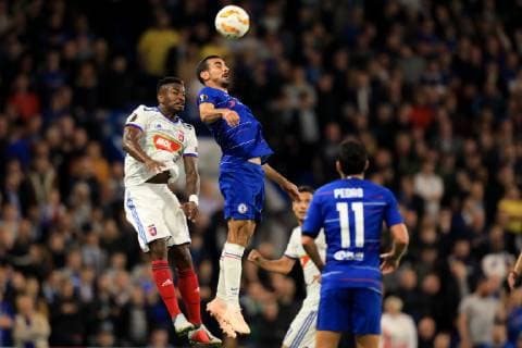 FuÃŸball, EL, FC Chelsea - Vidi FC Szekesfehervar 4th October 2018, Stamford Bridge, London, England; UEFA Europa League football, Chelsea versus Videoton; Davide Zappacosta of Chelsea wins a header against Stopira of MOL Vidi  ActionPlus12068013 ShaunxBrooks