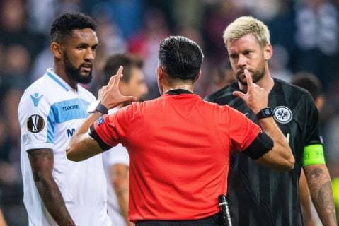 04 10 2018 xfux Football UEFA Europa League Eintracht Frankfurt Lazio Rome emspor v l Referee referee Serdar Goezuebueyuek gives instructions gesticulating gesturing with the arms gesticulate gesticolando to Marco Russ Eintracht Frankfurt Frankfurt am Main