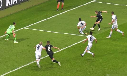 04 10 2018 xblx Football UEFA Europa League Eintracht Frankfurt Lazio Rome emporer Mijat Gacinovic Eintracht Frankfurt matches Filip Kostic Eintracht Frankfurt Goal scored Goal to 2 1 DFL DFB REGULATIONS PROPHIBIT ANY USE OF PHOTOGRAPH as IMAGE SEQUENCES and or QUASI VIDEO Frankfurt am Main