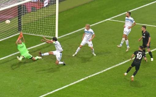 04 10 2018 xblx Soccer UEFA Europa League Eintracht Frankfurt Lazio Rome emporer Filip Kostic Eintracht Frankfurt Goal scored Goal to the 2 1 DFB DFB REGULATIONS PROHIBIT ANY USE OF PHOTOGRAPH as IMAGE SEQUENCES and or QUASI VIDEO Frankfurt am Main