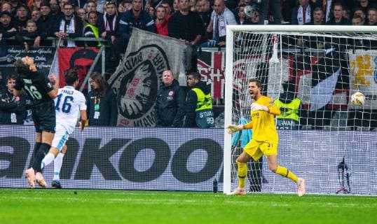 04 10 2018 xfux Soccer UEFA Europa League Eintracht Frankfurt Lazio Rome emspor v Marco Parolo Lazio Rome Kevin Trapp Eintracht Frankfurt Goal scored the 1 1 goal against Frankfurt