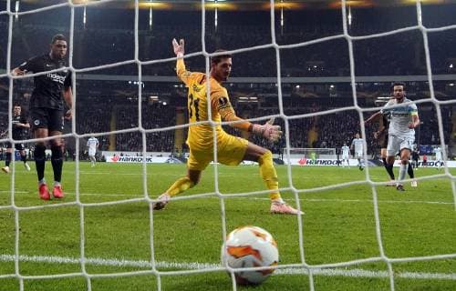 04 10 2018 xjhx Soccer UEFA Europa League Eintracht Frankfurt Lazio Rome emporer Kevin Trapp Eintracht Frankfurt Marco Parolo Lazio Rome Goal scored scores the 0-1 DFB DFB REGULATIONS PROHIBIT ANY USE OF PHOTOGRAPHS as IMAGE SEQUENCES and or QUASI VIDEO Frankfurt am Main