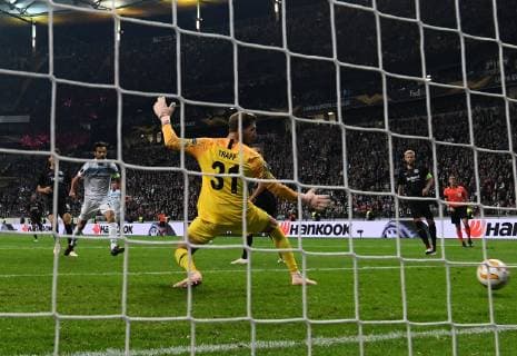 04 10 2018 xjhx Football UEFA Europa League Eintracht Frankfurt Lazio Rome emporer Marco Parolo Lazio Kevin Trapp Eintracht Frankfurt Goal scored scores the 0-1 DFB DFL DFB REGULATIONS PROPHIBIT ANY USE OF PHOTOGRAPHS as IMAGE SEQUENCES and or QUASI VIDEO Frankfurt am Main
