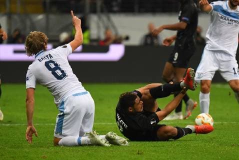 04 10 2018 xjhx Football UEFA Europa League Eintracht Frankfurt Lazio Rome empor d l Dusan Basta Lazio m Simon Falette Eintracht Frankfurt DFL DFB REGULATIONS PROHIBIT ANY USE OF PHOTOGRAPHS as IMAGE SEQUENCES and or QUASI VIDEO Frankfurt am Main